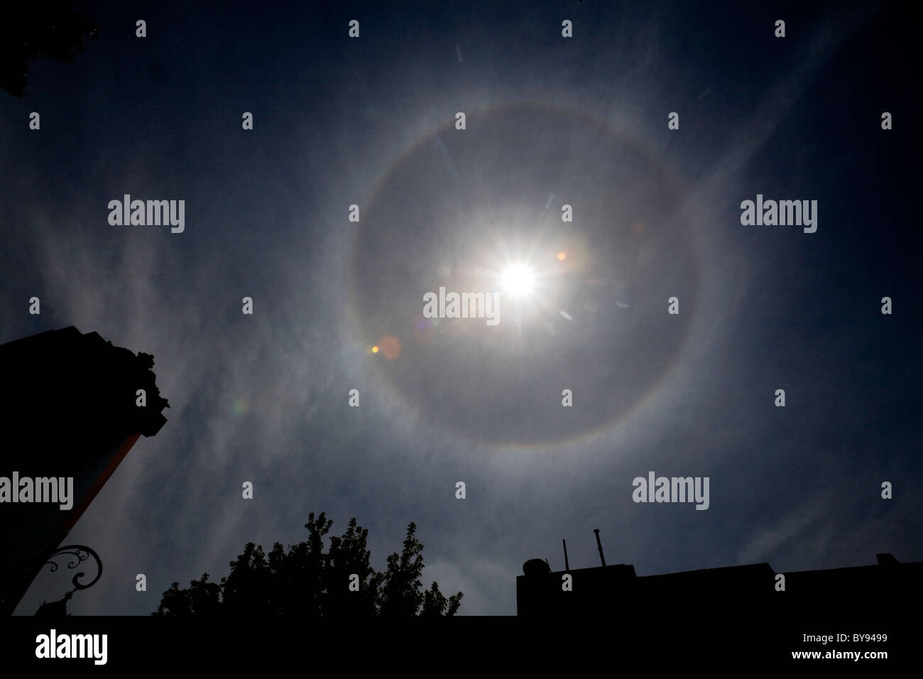 Halo solaire en cirrostratus nuages sur Buenos Aires, Argentine. Banque D'Images