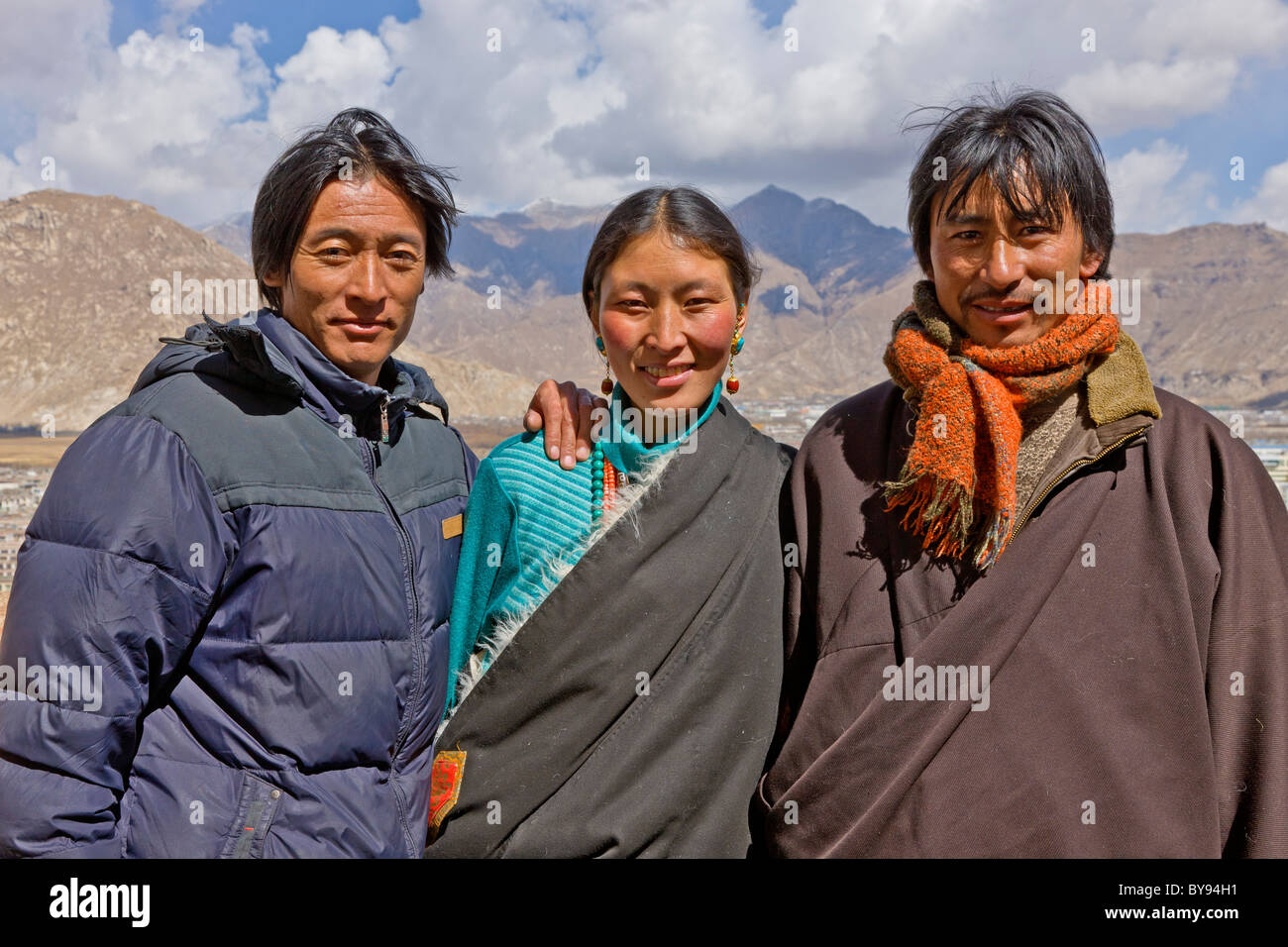 Femme tibétaine avec ses deux maris pèlerins nomades à l'extérieur du palais du Potala, Lhassa au Tibet. JMH4577 Banque D'Images
