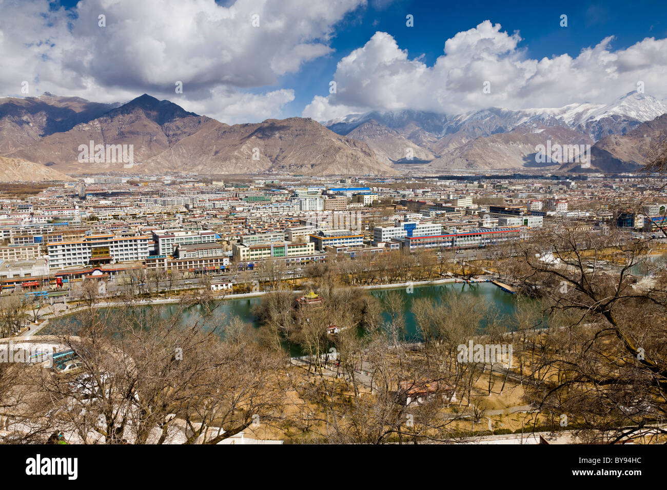 Lukhang Temple au milieu de la Lukhang Park Lake avec les bâtiments en béton chinois de Lhassa, Tibet du nord au-delà. JMH4578 Banque D'Images