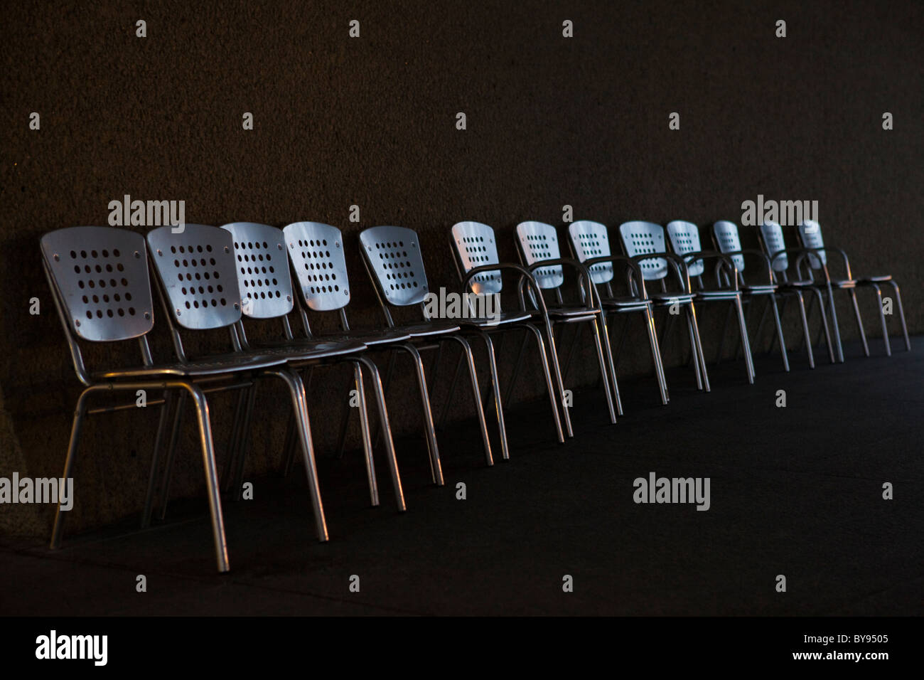Une rangée de chaises en aluminium Banque D'Images