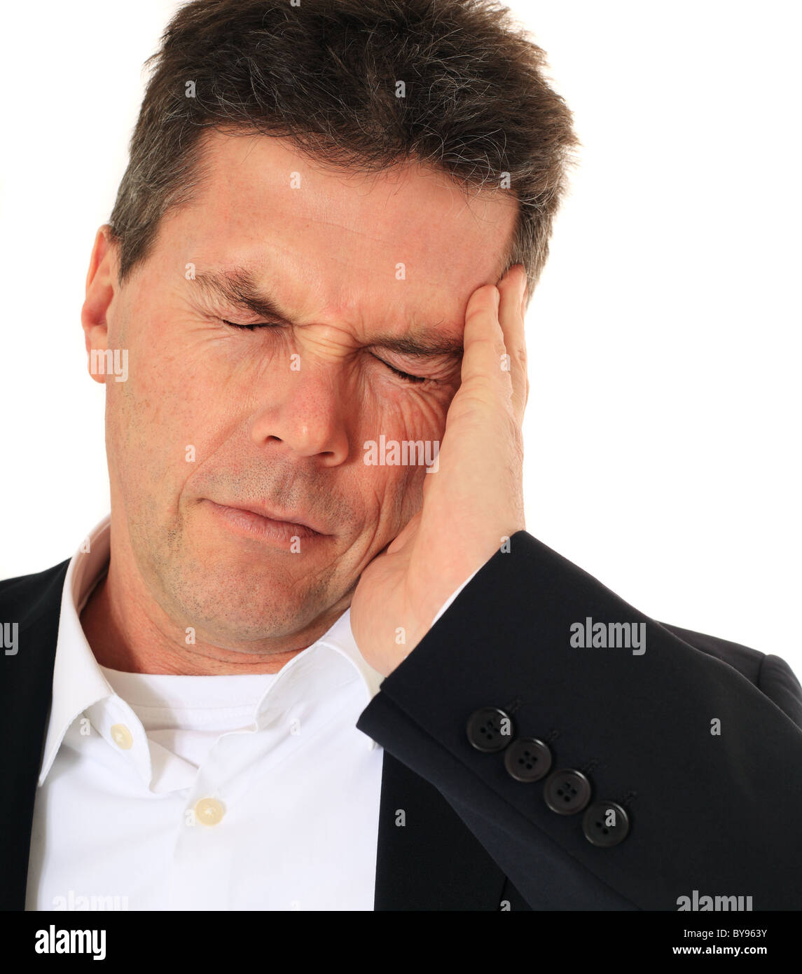 Belle homme d'âge moyen souffrant de maux de tête. Le tout sur fond blanc. Banque D'Images