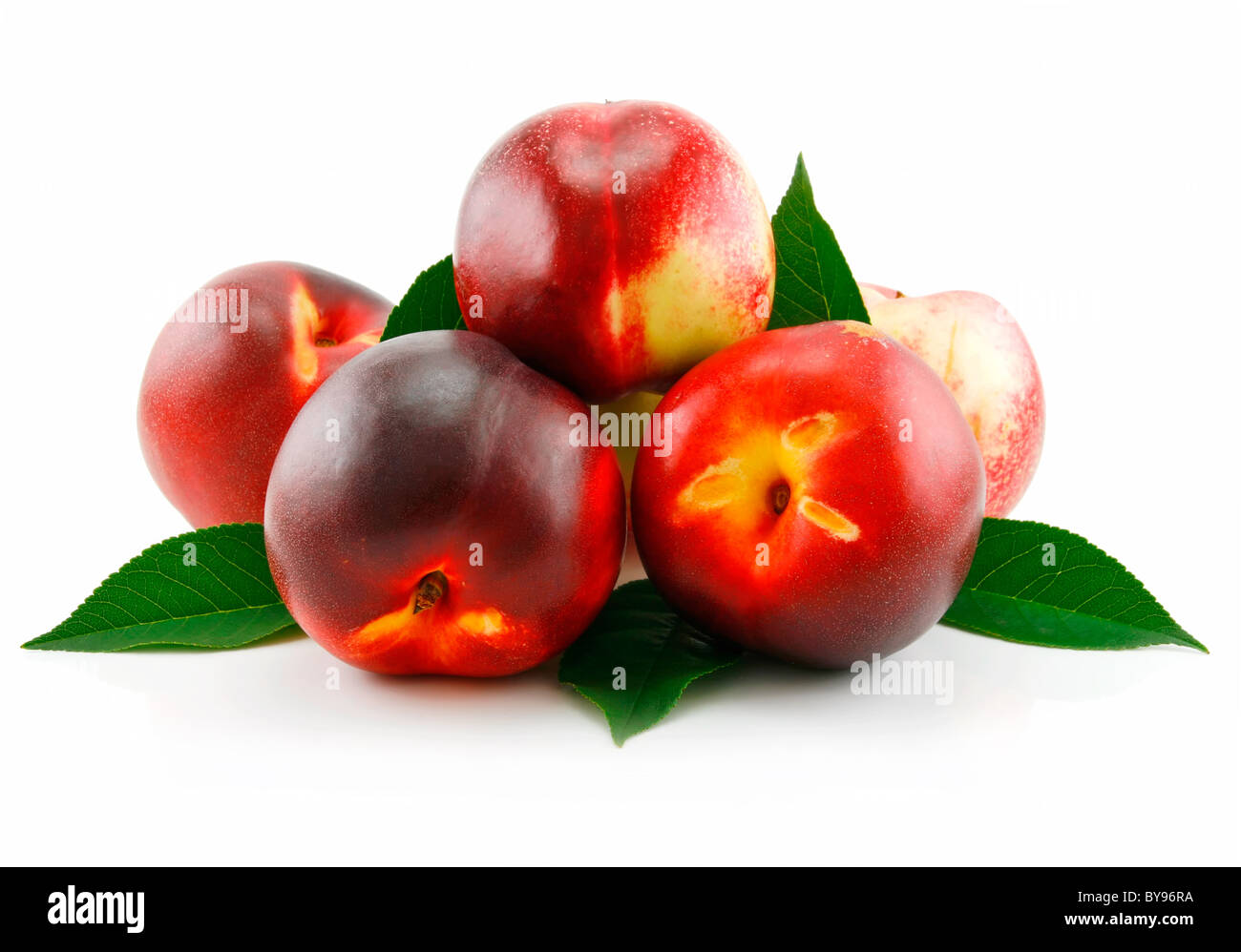 Pêche mûre (Nectarine) avec des feuilles vertes Banque D'Images