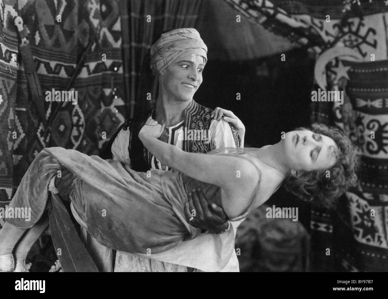 Le cheik 1921 film Paramount Rudolph Valentino et Agnes Ayres Banque D'Images