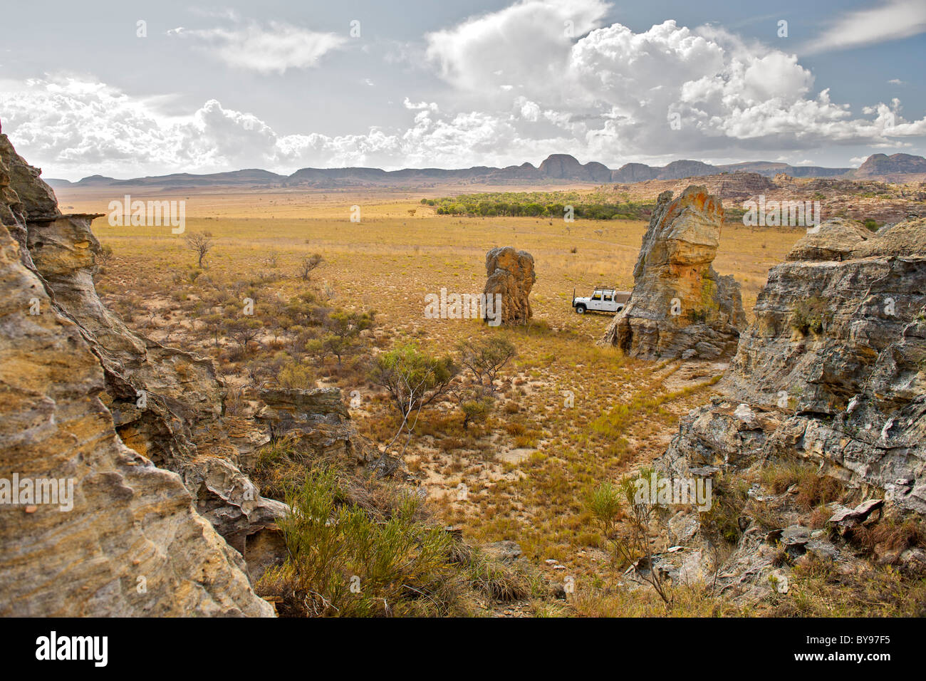 Vue d'un Land Rover garé sur les plaines de Parc National d'Isalo dans le sud de Madagascar. Banque D'Images