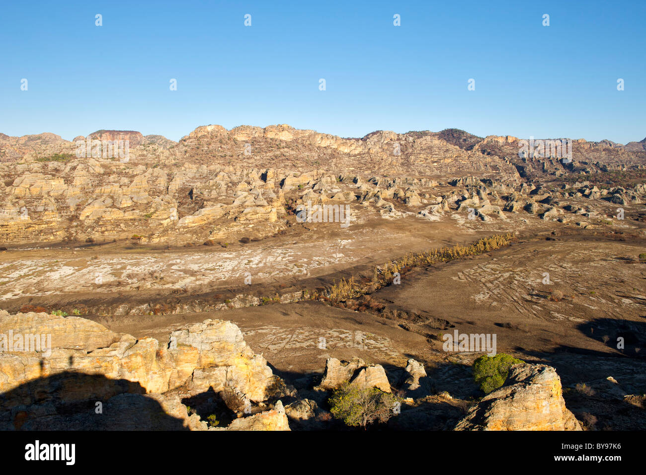 Vue sur le paysage rocheux du parc national d'Isalo dans le sud de Madagascar. Cette zone est sur le circuit piscine naturelle. Banque D'Images