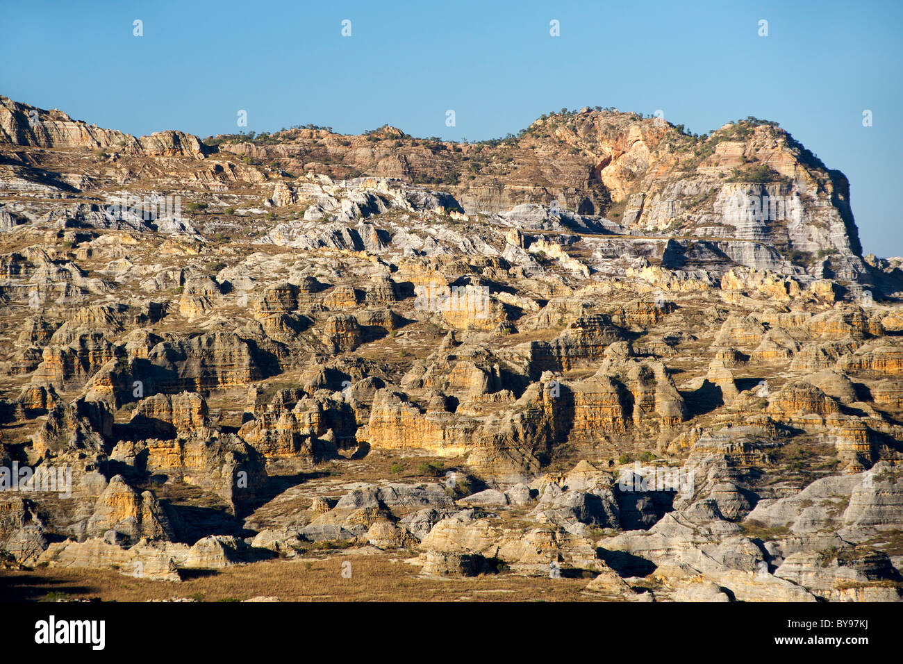 Vue sur le paysage rocheux du parc national d'Isalo dans le sud de Madagascar. Cette zone est sur le circuit piscine naturelle. Banque D'Images