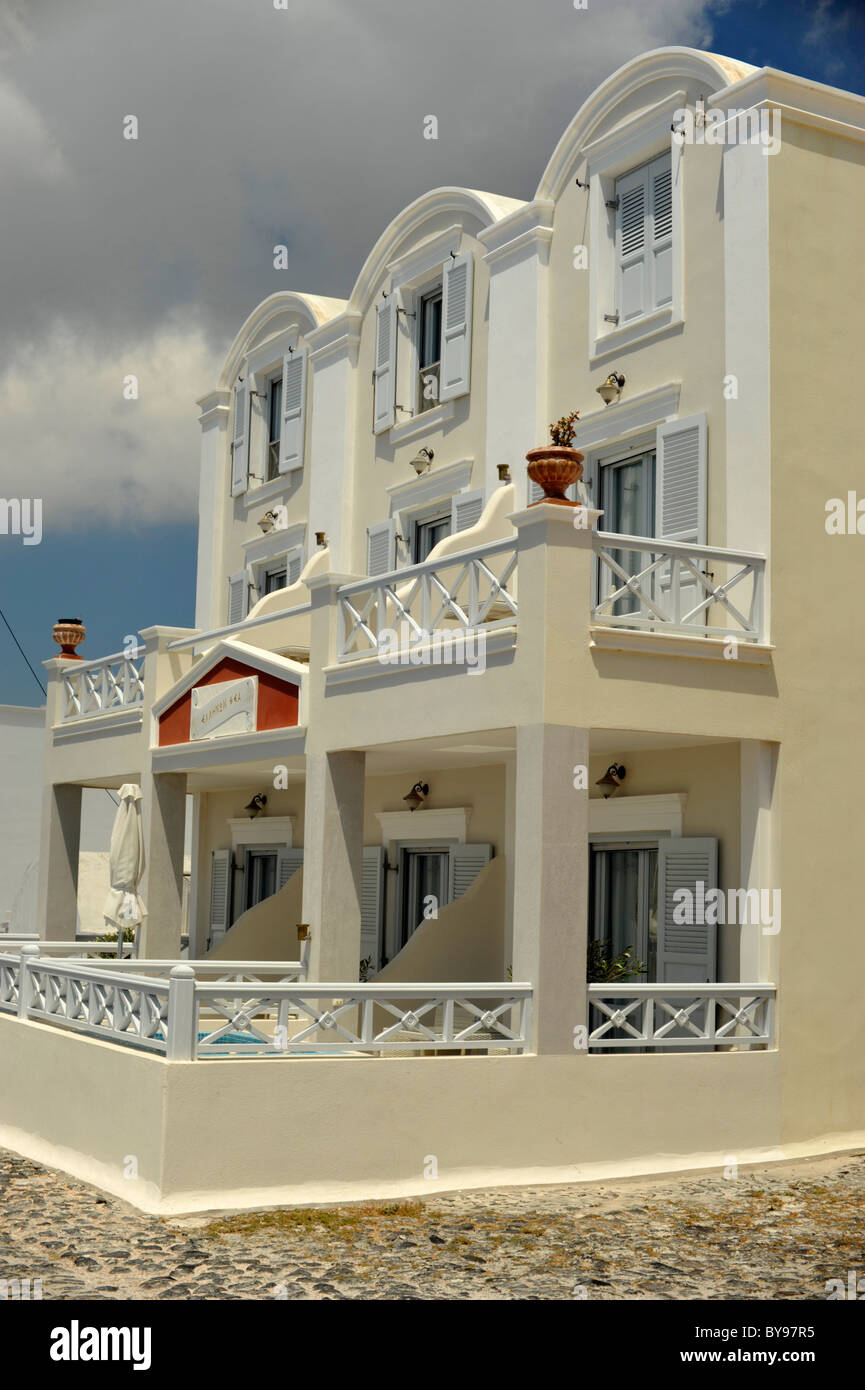 Des appartements modernes à Firostefani surplombant la caldera avec détails architecturaux traditionnel typique de Santorini Grèce Banque D'Images