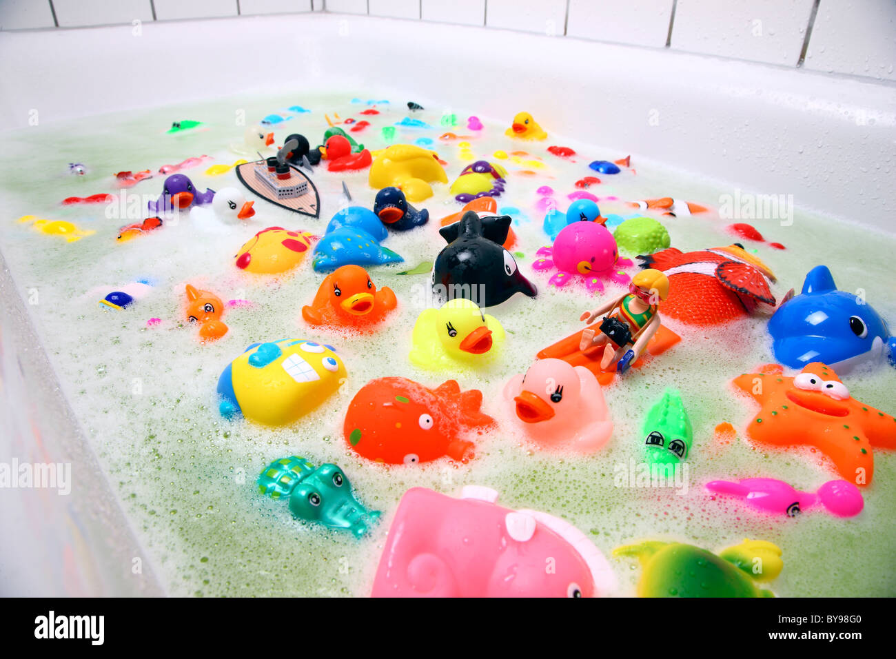 Jouets de bain, différents chiffres colorés pour les enfants à jouer avec  dans une piscine ou baignoire à remous. Les chiffres de liquidation,  mécanicien Photo Stock - Alamy