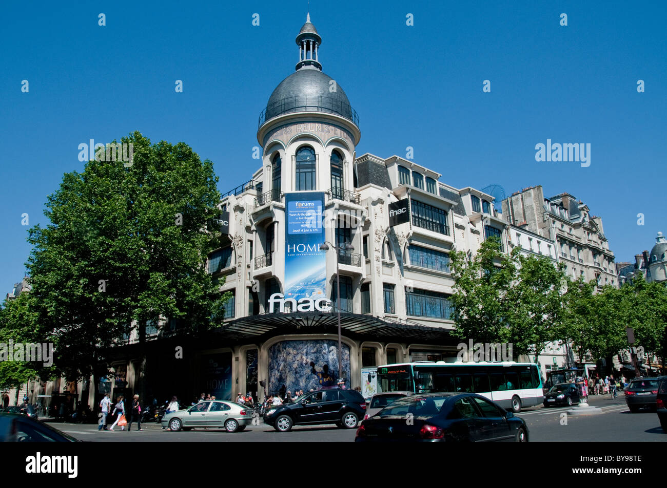 Paris, France, People Shopping, devant les grands magasins français, Fnac Ternes, immeuble parisien dans le quartier de la rue Paris, bus ratp Banque D'Images