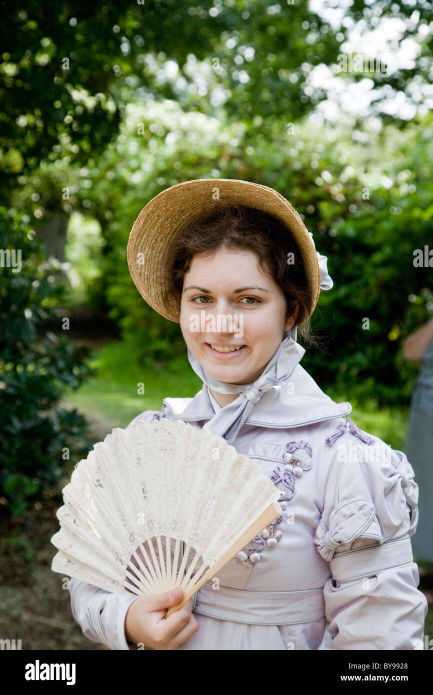 Dame victorienne en tenue d'été avec le capot avant et ventilateur Banque D'Images