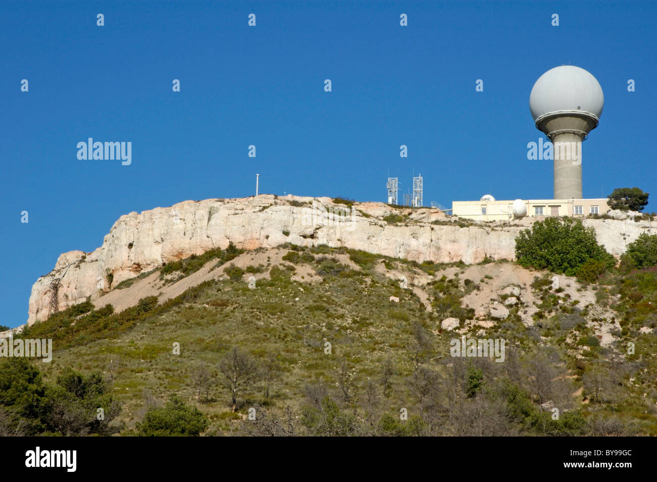 Boule De Vitrolles Radar De Vitrolles Station météorologique dome sur le haut d'une falaise, Vitrolles, Aix en  Provence, France Photo Stock - Alamy