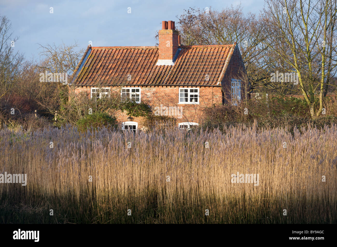 Riverside cottage, Suffolk, Angleterre. Banque D'Images