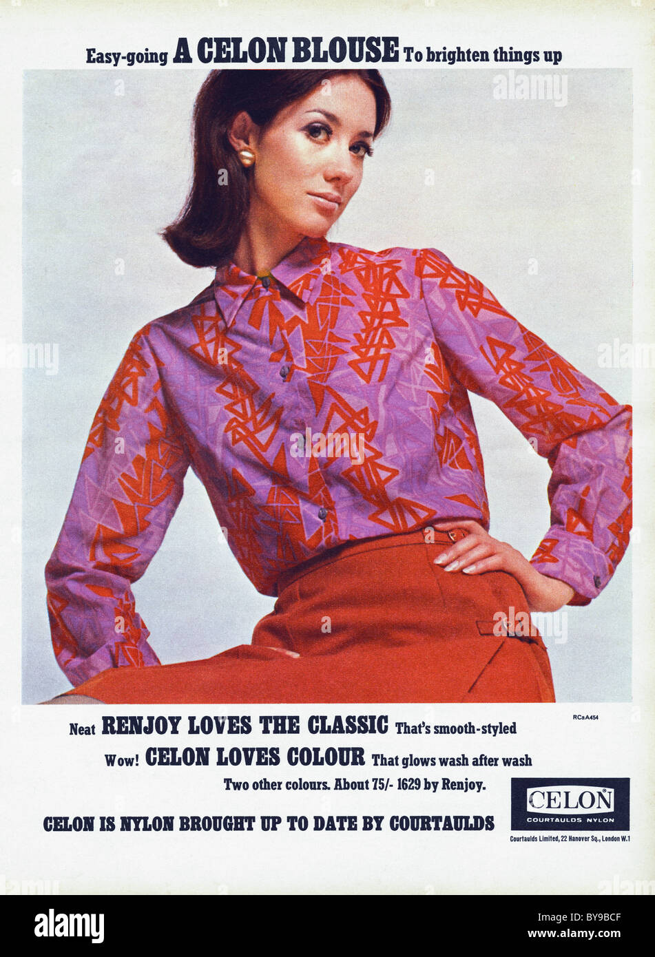 Publicité couleur des années 1960 pour blouse utilisant le tissu CELON de COURTAULDS dans le magazine de mode féminin vers 1967 balançoire années soixante Banque D'Images