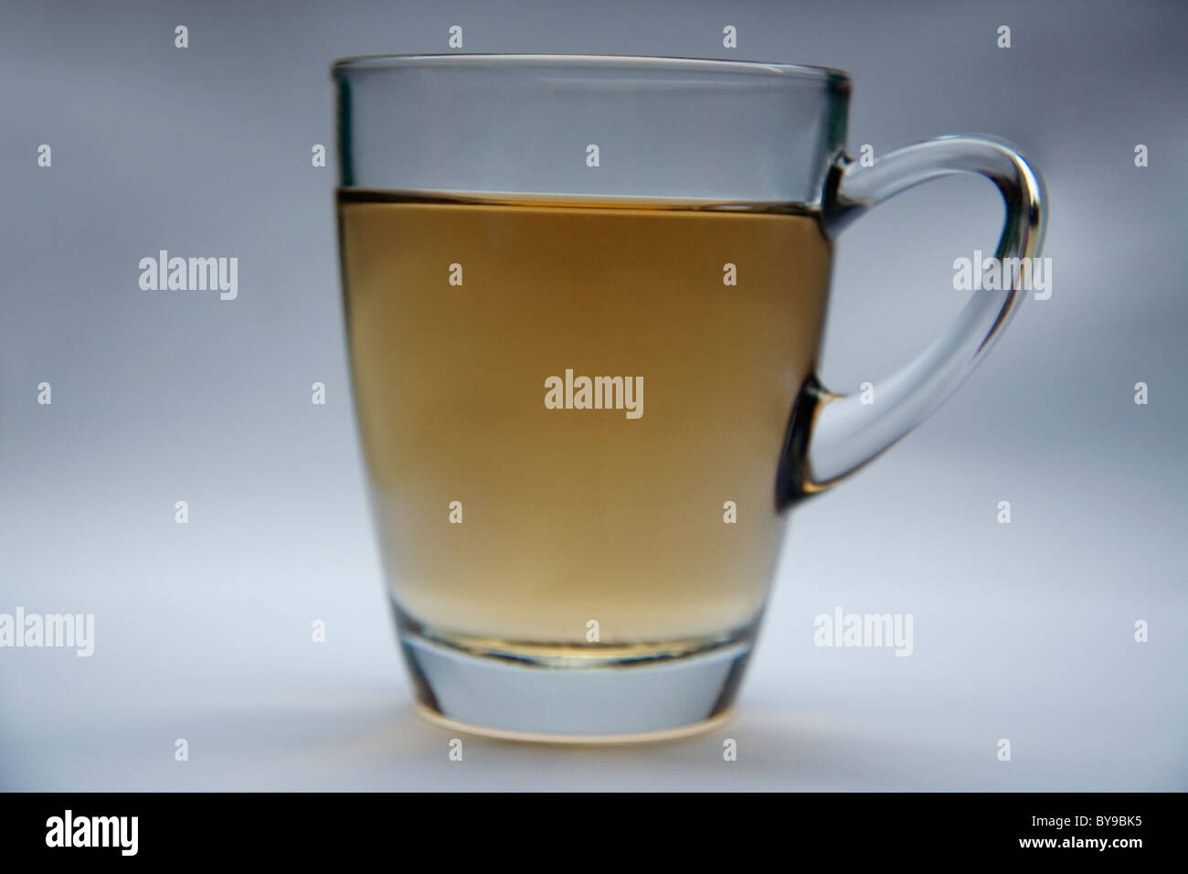 Du thé dans une tasse en verre Banque D'Images