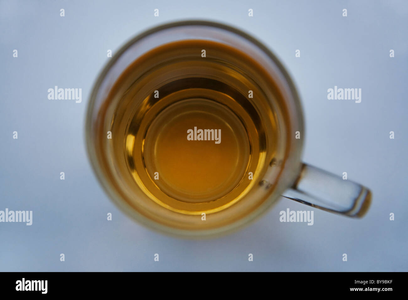 Du thé dans une tasse en verre Banque D'Images