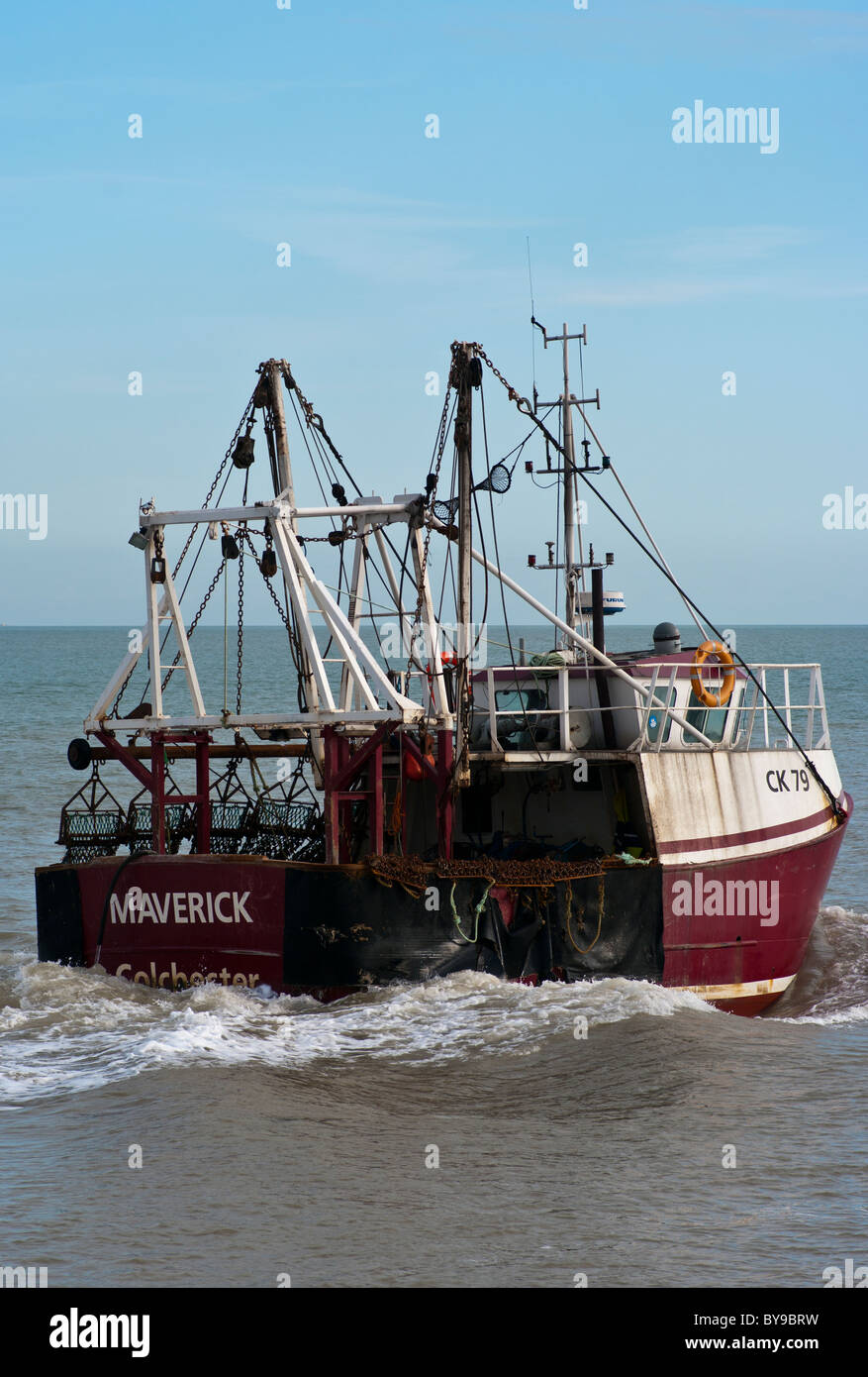 Bateau chalutier de pêche commerciale entrant dans la Manche de la rivière Rother Rye Bay East Sussex England Banque D'Images