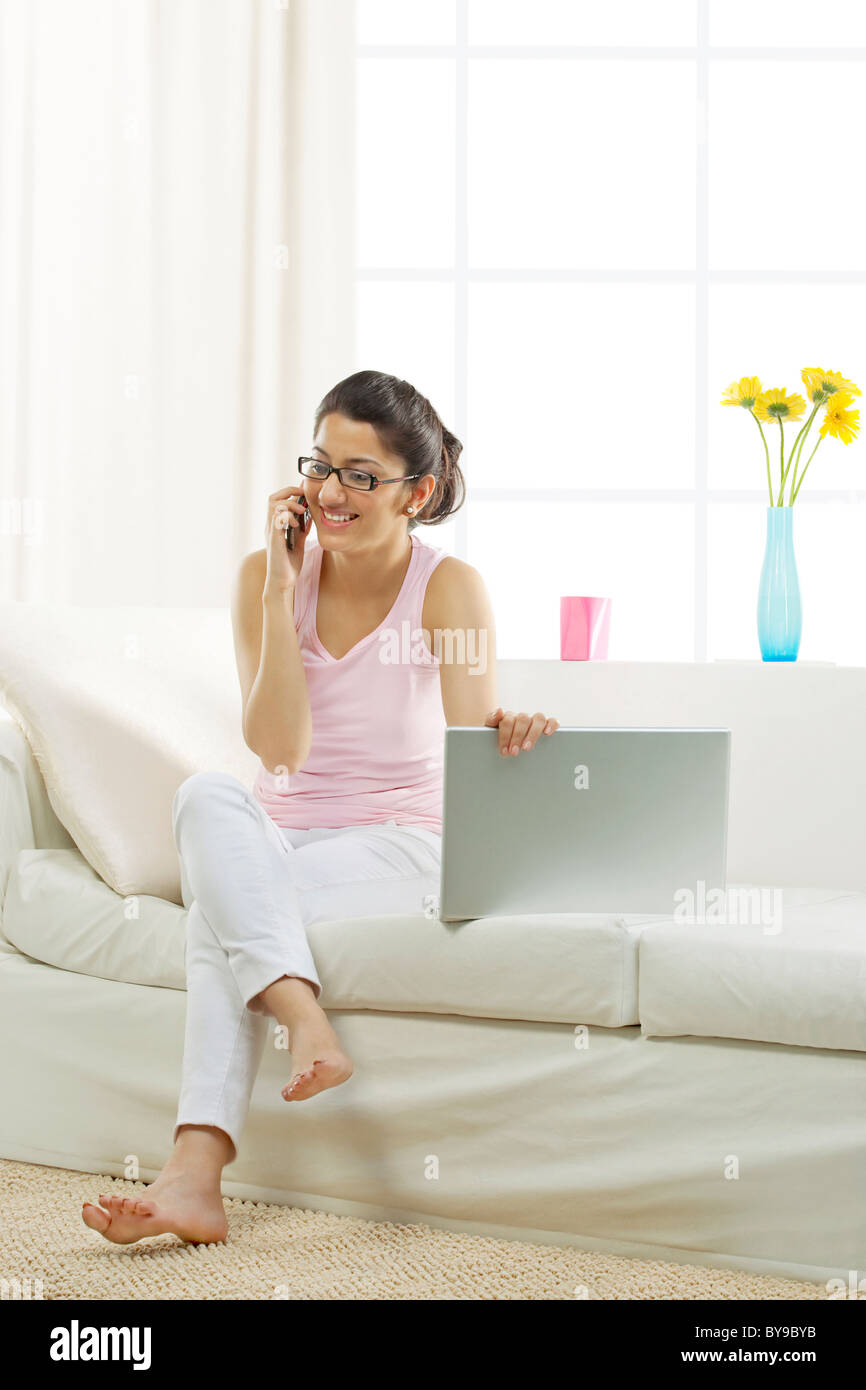 Femme parlant au téléphone Banque D'Images