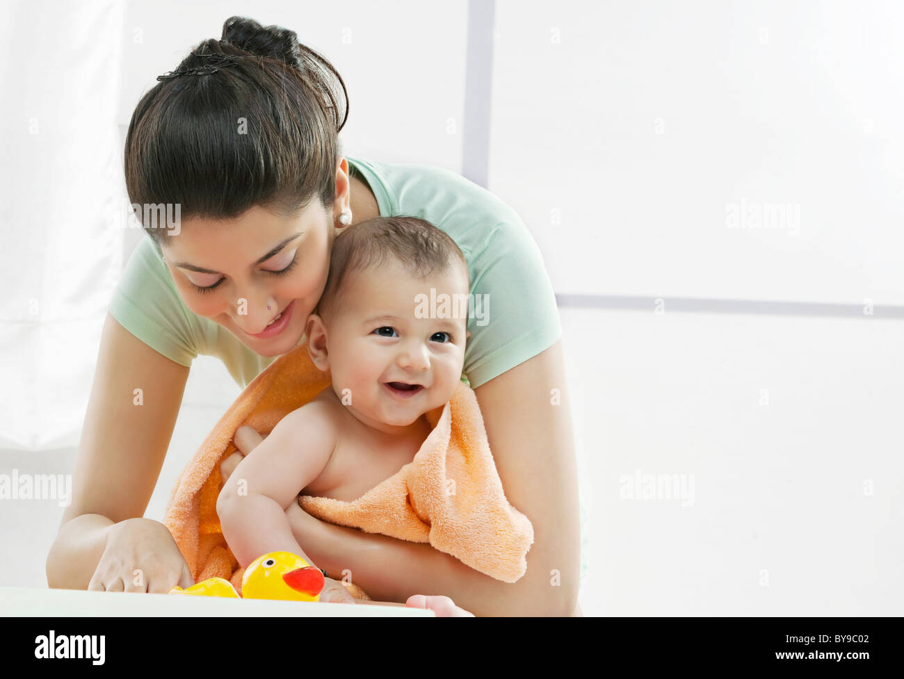 Mère essuyant son bébé après le bain Banque D'Images
