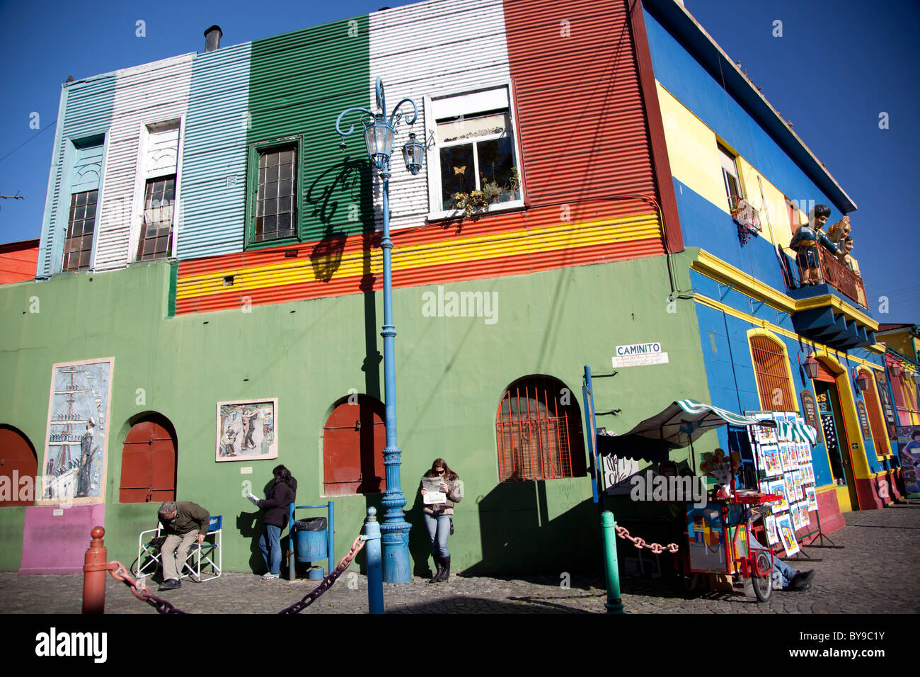 Les rues colorées de La Boca, un quartier de Buenos Aires, Argentine célèbre pour tango et Boca Juniors futbol. Banque D'Images