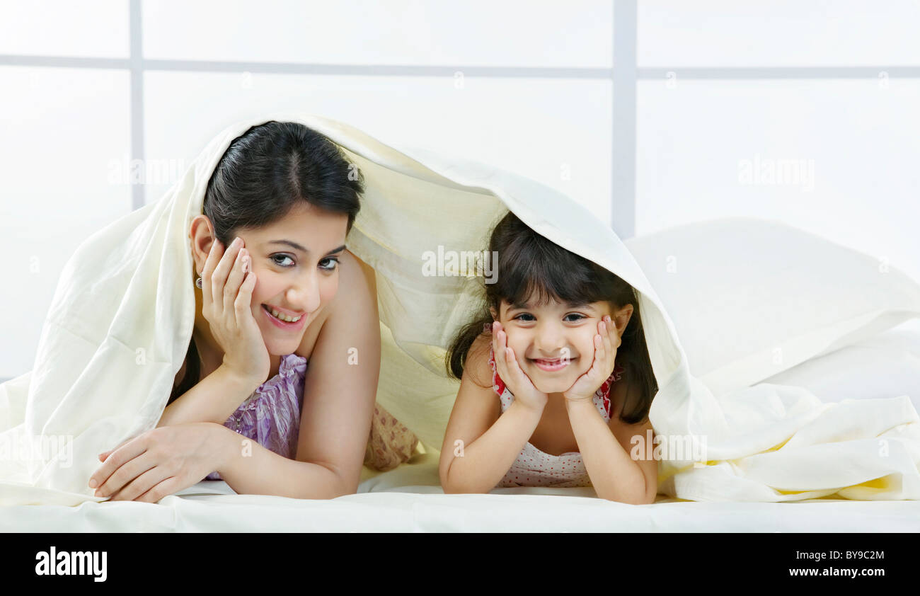Portrait de Mère et fille sous un drap de lit Banque D'Images