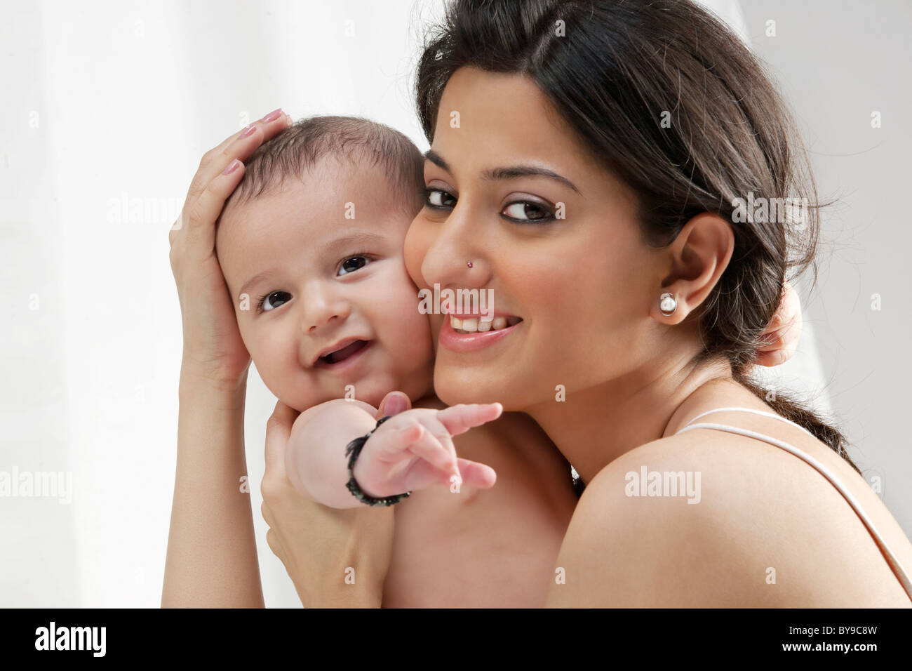 Mother hugging her baby Banque D'Images