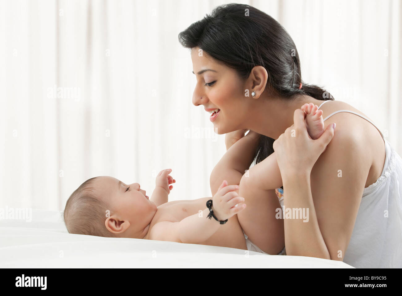 À la mère à son bébé Banque D'Images