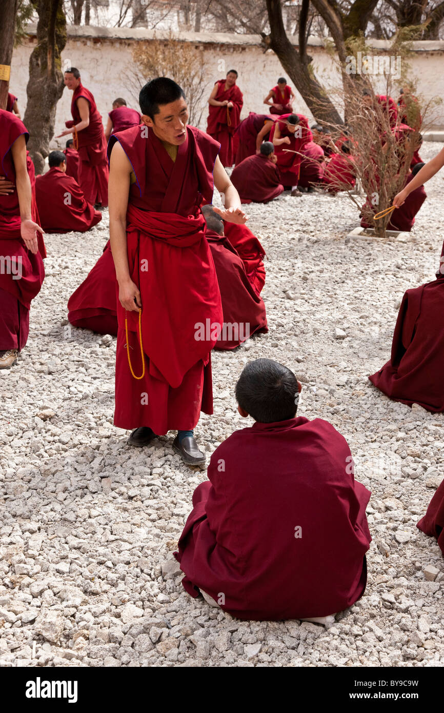 Monks débattre à la Cour à débattre le Monastère Lhassa au Tibet. JMH4598 Banque D'Images