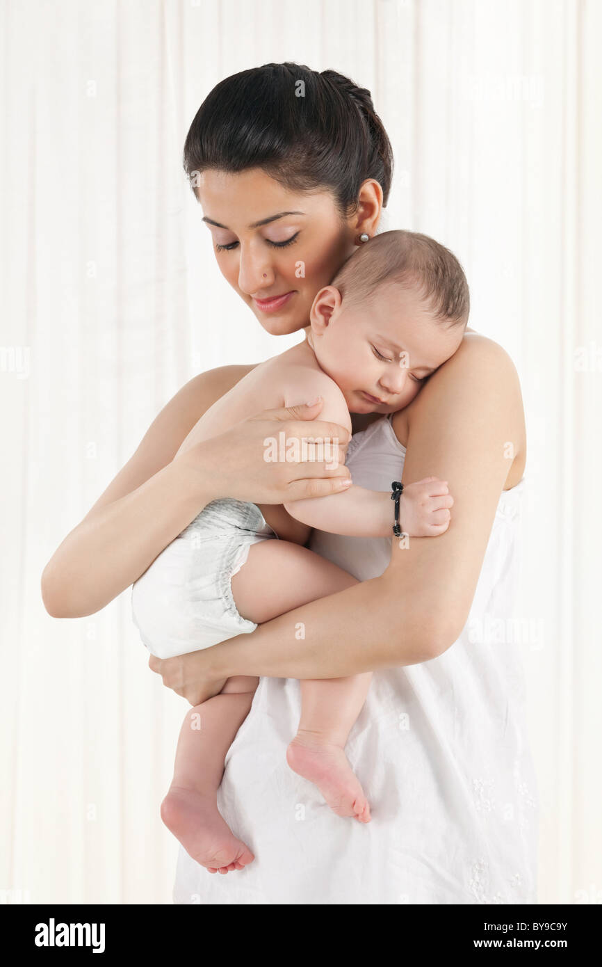 Mère tenant un bébé endormi Banque D'Images