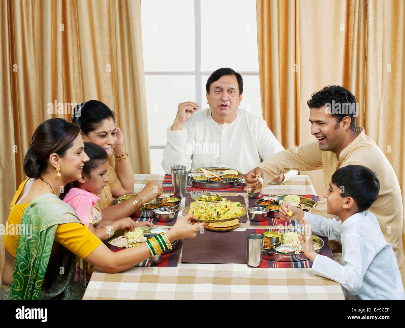Gujarati family having lunch Banque D'Images