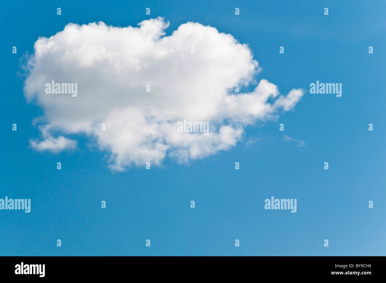 Le jour bleu ciel avec des nuages Banque D'Images