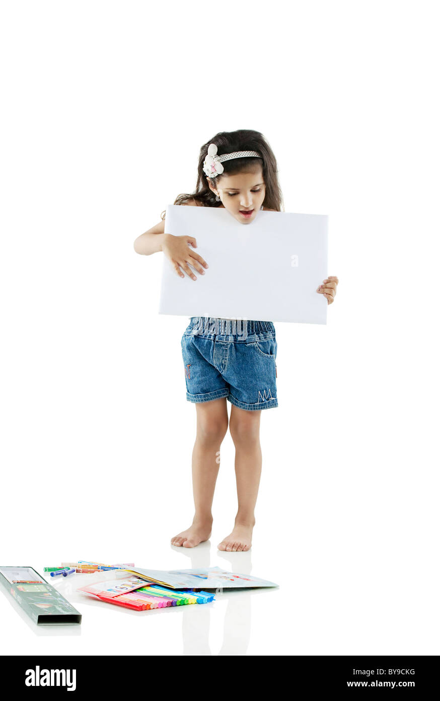 Girl holding a white board Banque D'Images