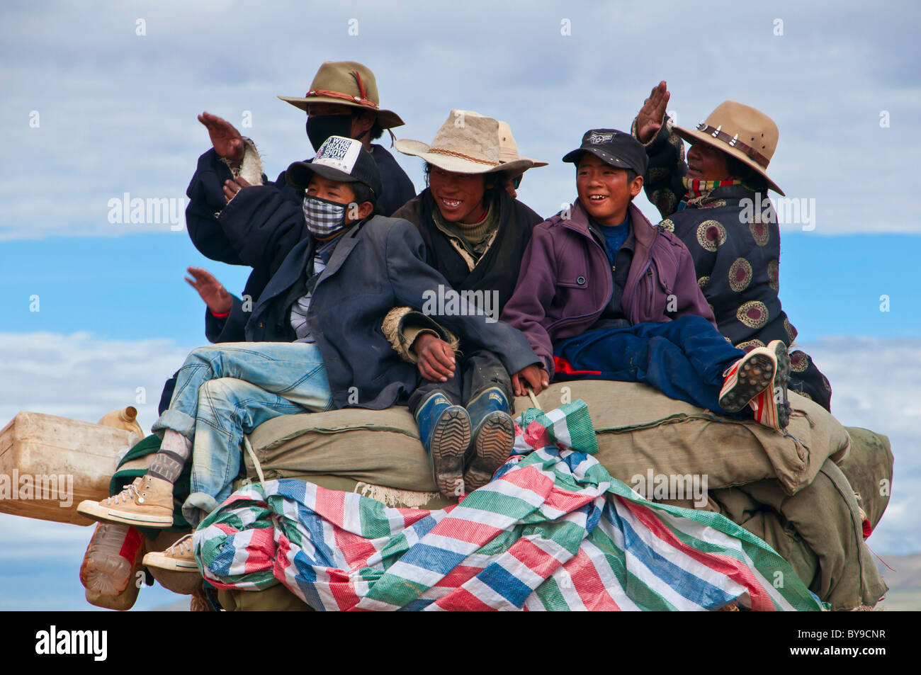 Les pèlerins sur un tracteur, à l'ouest du Tibet, Tibet, l'Asie centrale Banque D'Images
