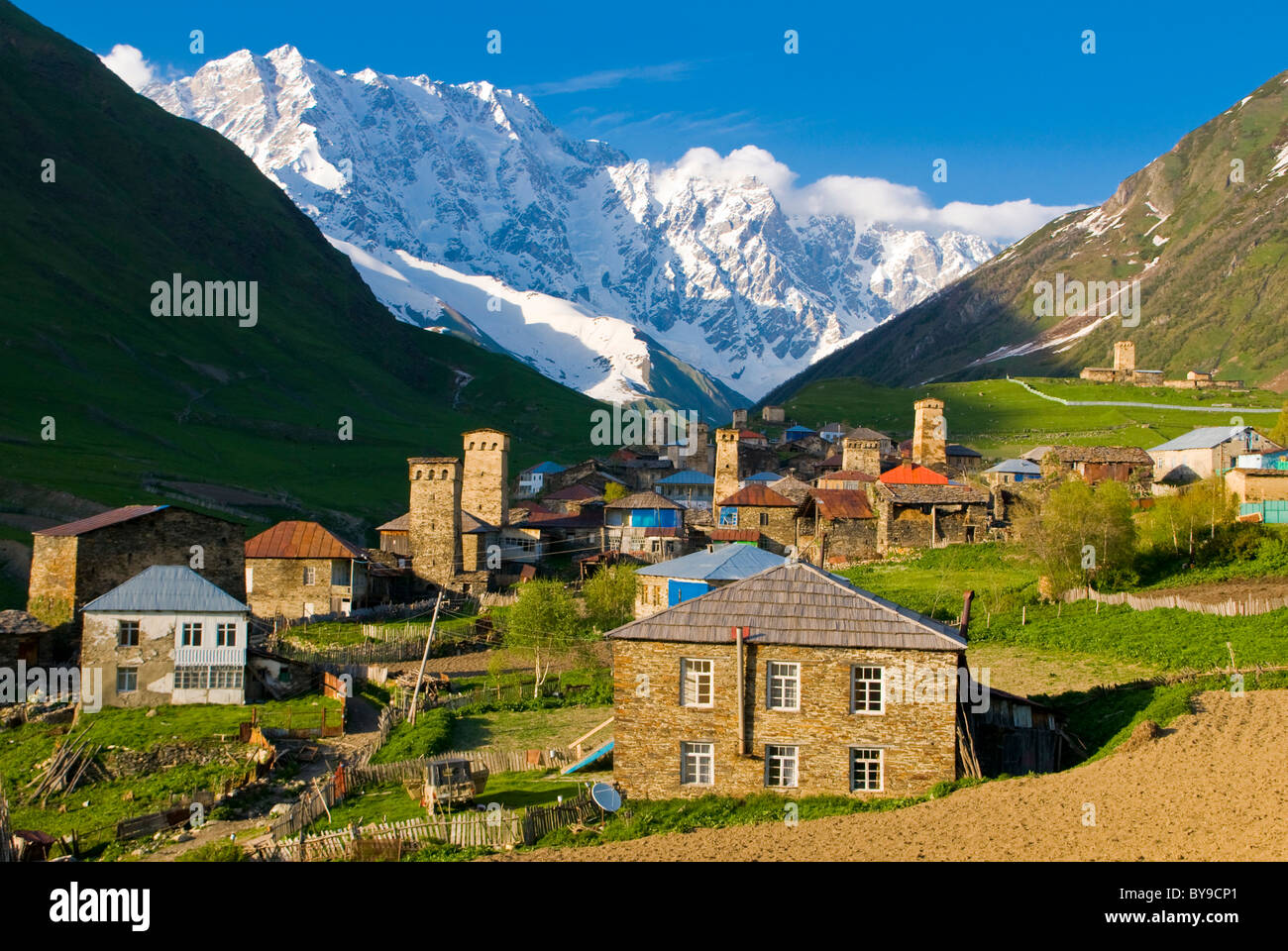 Village d'Ushguli, Site du patrimoine mondial de l'UNESCO, en face de la montagne Shkara, Svaneti, dans le Caucase, en Géorgie, au Moyen-Orient Banque D'Images