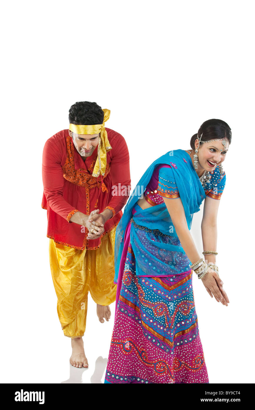Gujarati couple dancing Banque D'Images