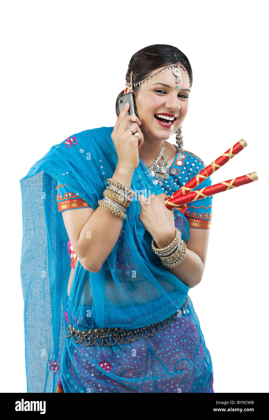 Gujarati Woman talking on a mobile phone Banque D'Images
