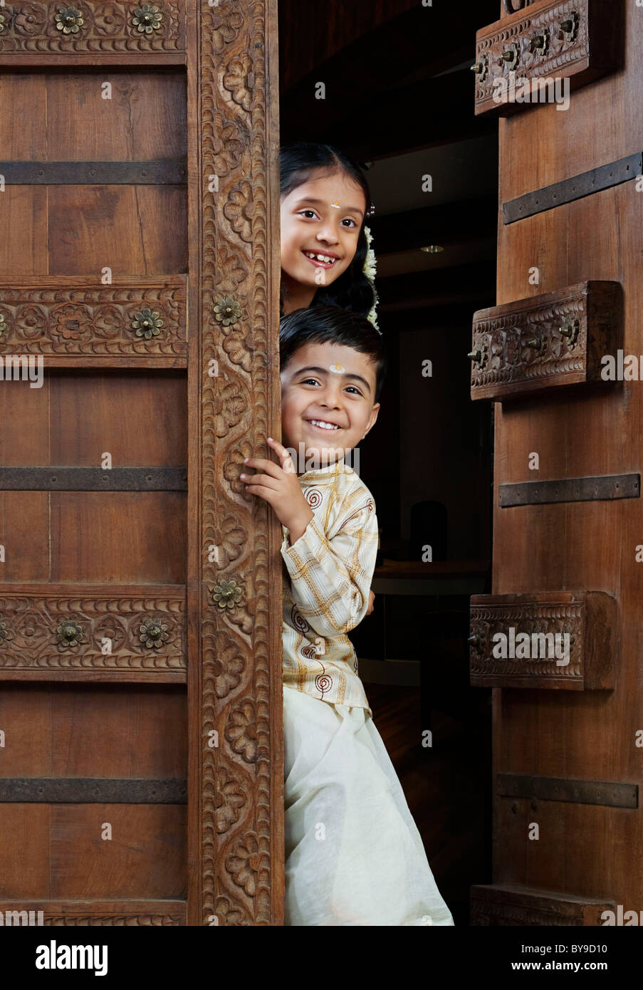 South Indian boy and girl peeping, de l'entrée Banque D'Images