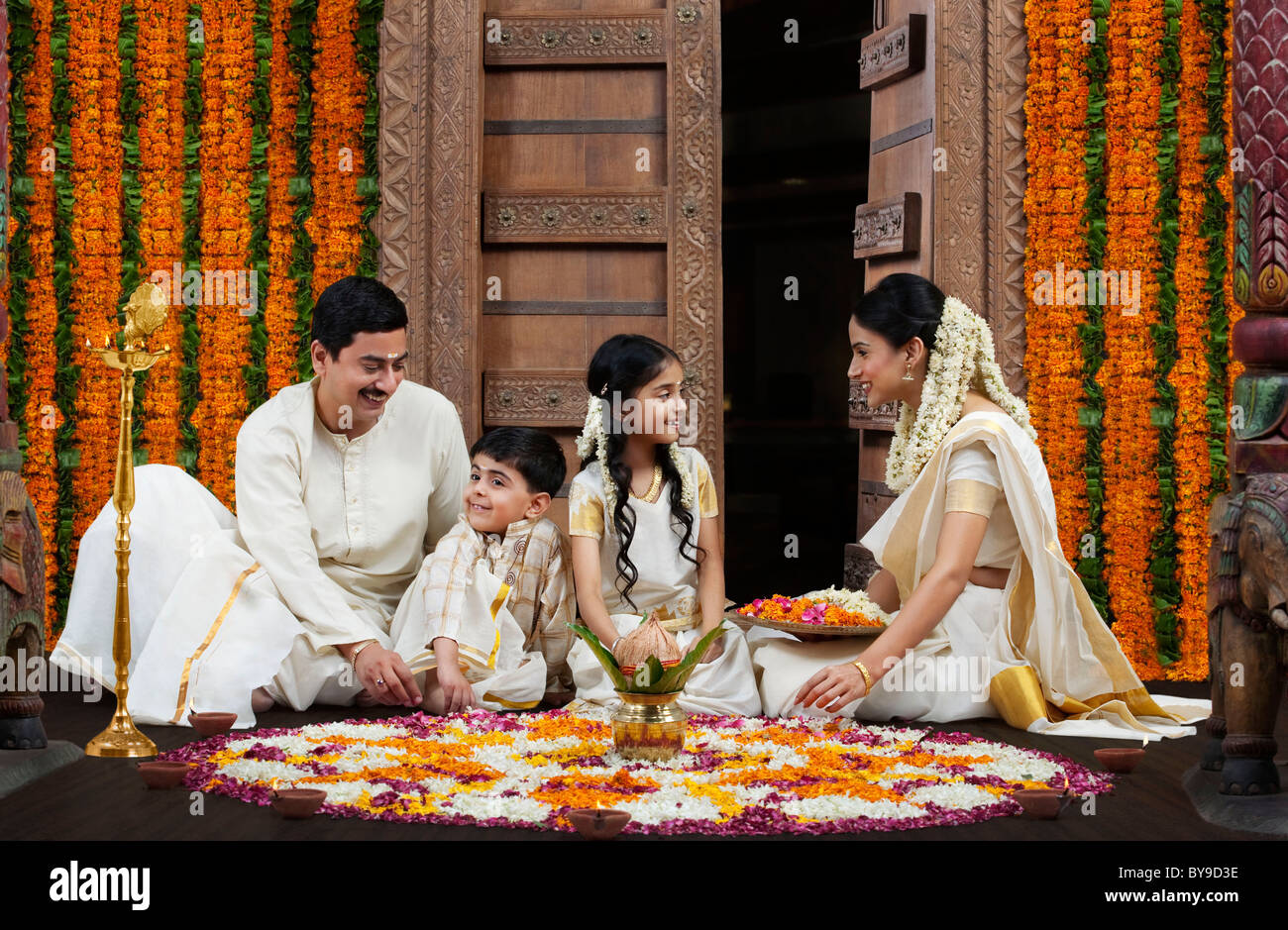 La famille du sud de l'Inde avec fleur rangoli Banque D'Images