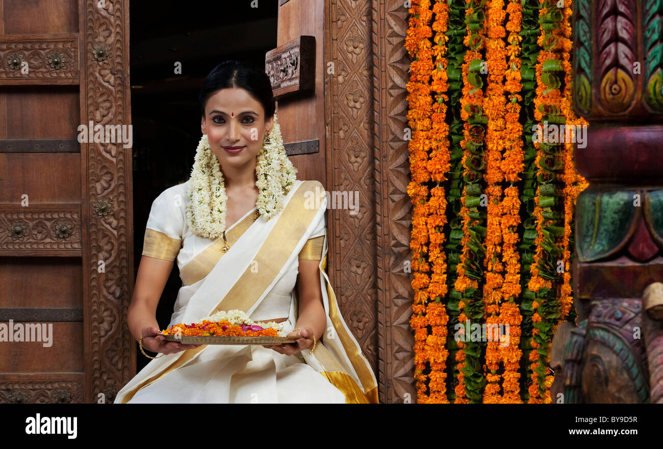 South Indian woman holding a tray Banque D'Images