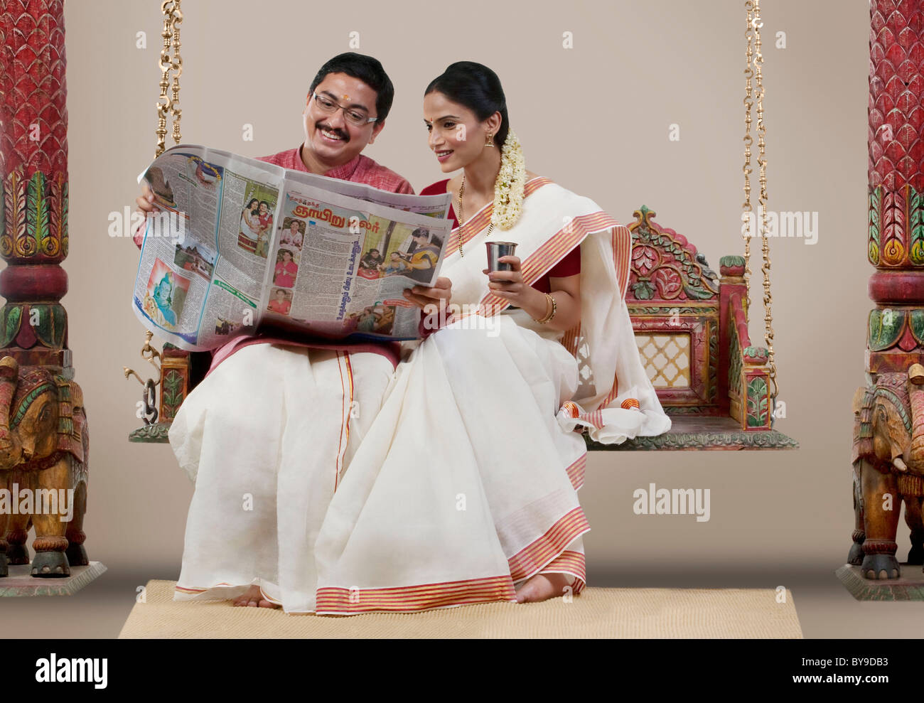 South Indian couple sitting on a jhula Banque D'Images