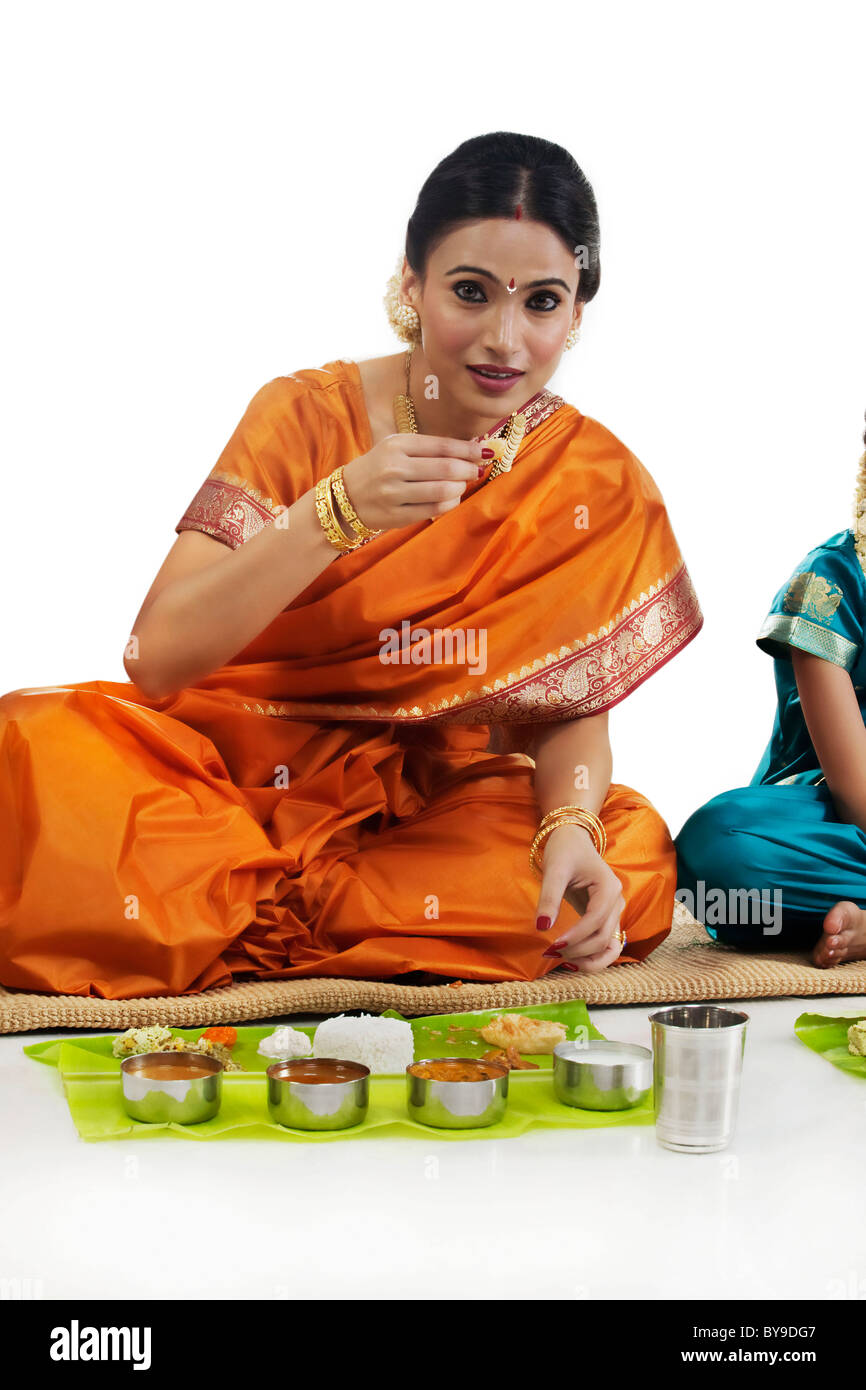 South Indian woman having lunch Banque D'Images