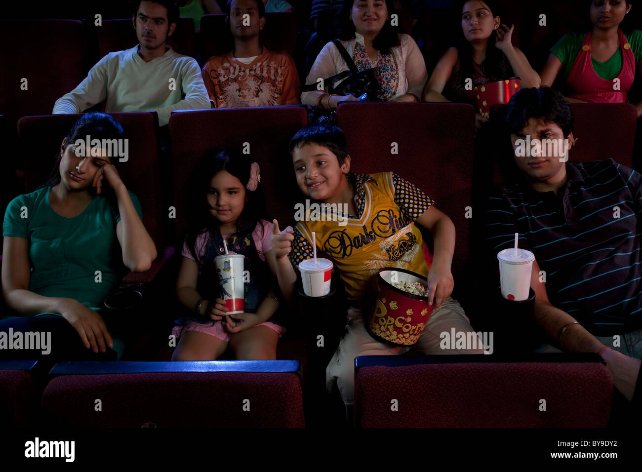 Les gens s'ennuyer pendant un film Banque D'Images