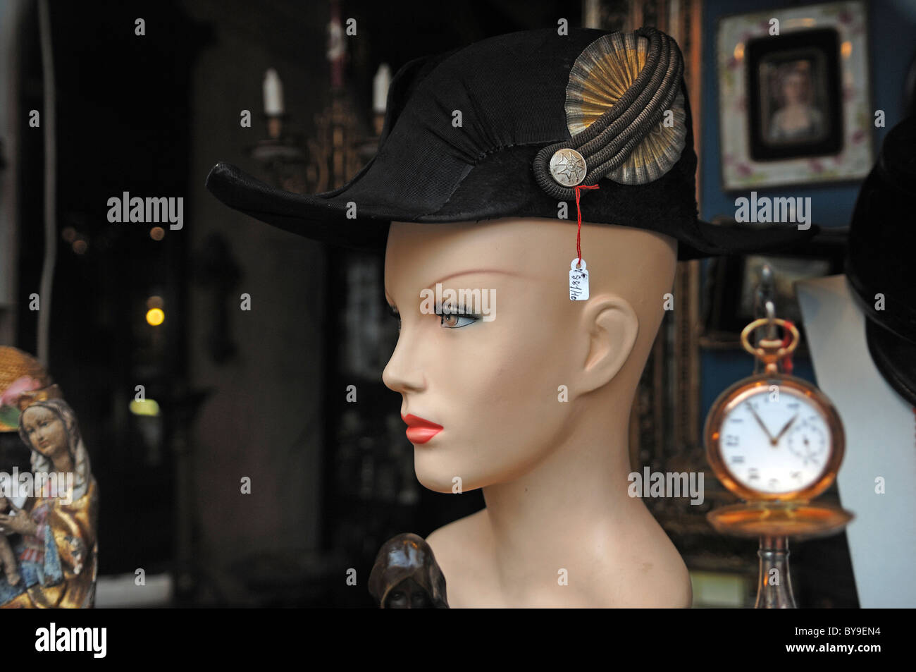 Boutique femme-mannequin portant la fenêtre un vieux chapeau militaire dans une boutique d'antiquités, Lunebourg, Basse-Saxe, Allemagne, Europe Banque D'Images