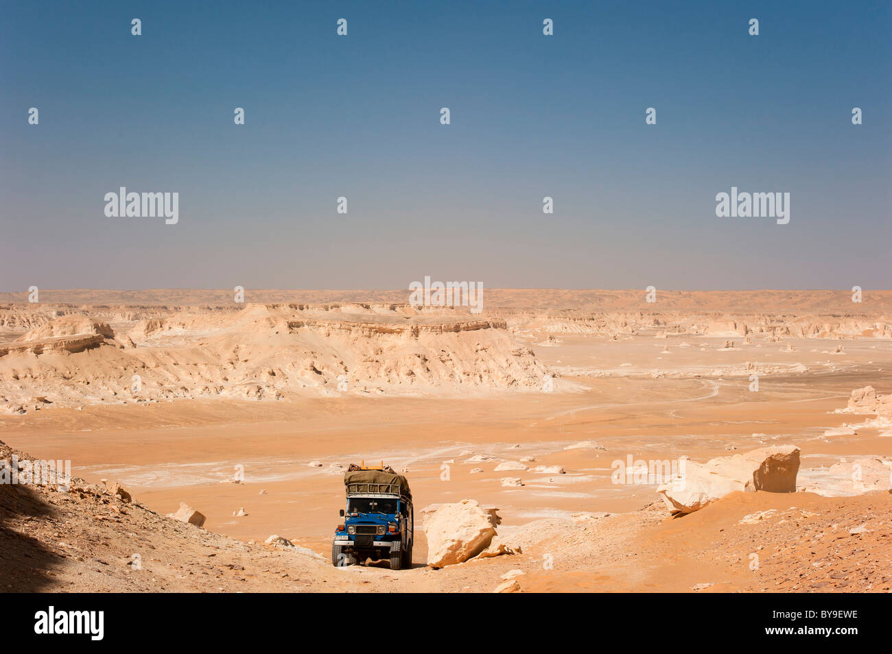 Jeep dans la région de l'Ouest dans le parc national du Désert Blanc, Désert, Sahara, l'Egypte, l'Afrique du Nord, Afrique Banque D'Images