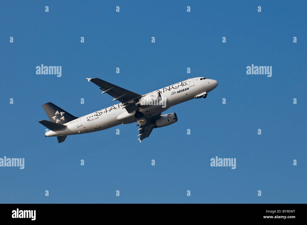 L'avion Star Alliance d'Aegean Airlines peu après le décollage avec  fermeture d'atterrissage, l'Airbus A32 Photo Stock - Alamy