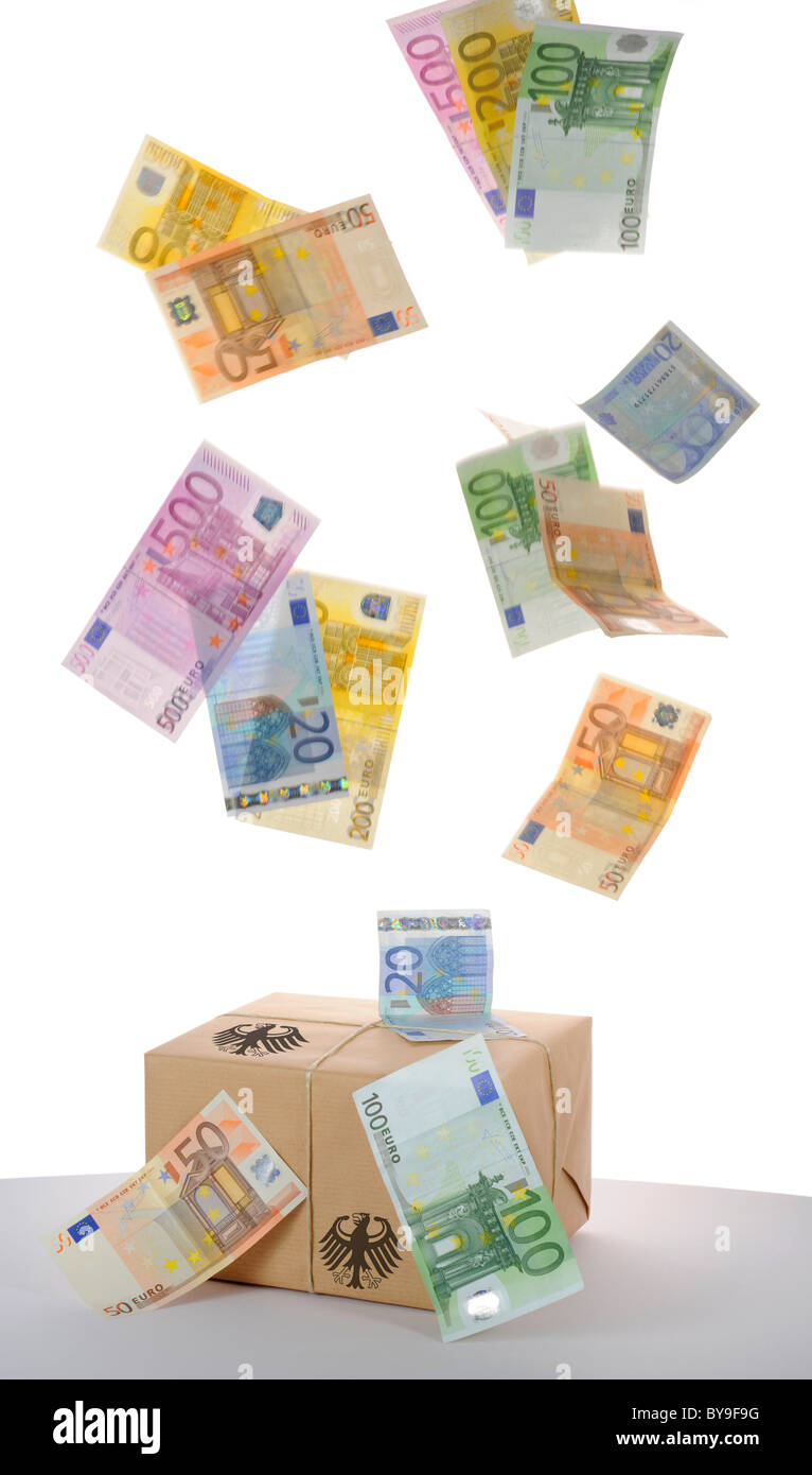 Pleuvoir les billets en euros sur un paquet enveloppé avec l'Office fédéral allemand de l'aigle, de relance économique Banque D'Images