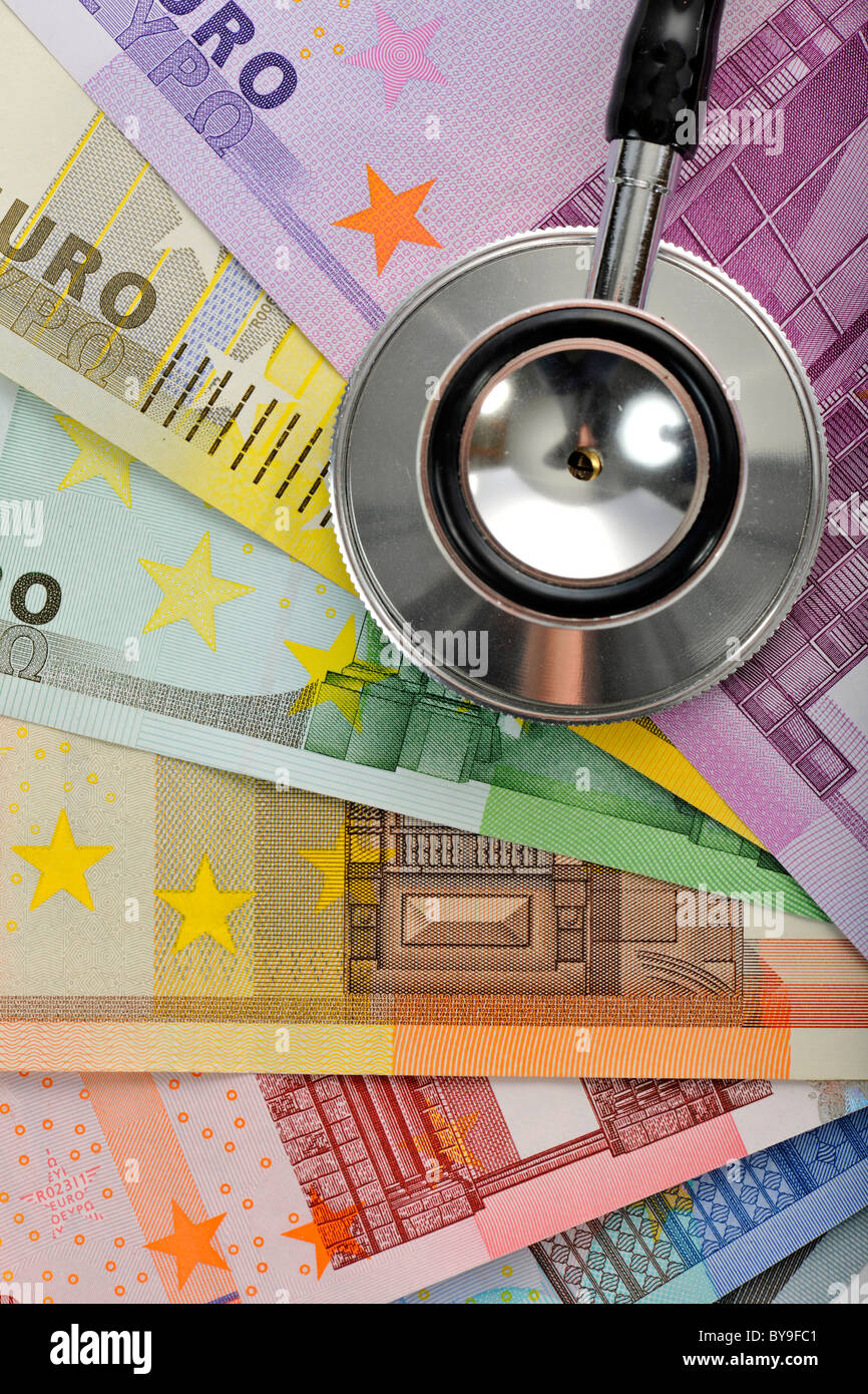 Stéthoscope sur un ventilateur des billets en euros, image symbolique pour l'explosion du coût des soins de santé, les frais médicaux Banque D'Images