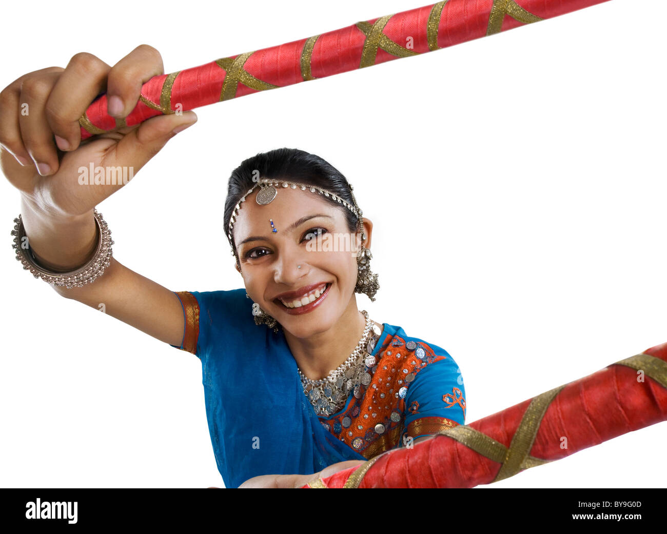 Gujarati woman performing dandiya Banque D'Images