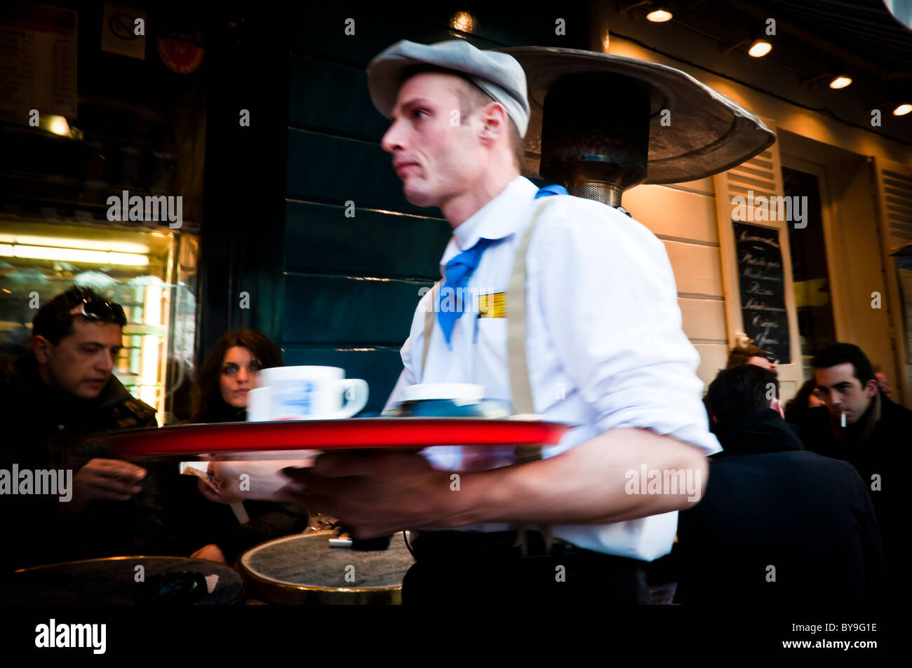 Serveur au travail, habillé sur une tradition d'attente, le service sur un  café-terrasse du restaurant de Montmartre - Paris, France Photo Stock -  Alamy