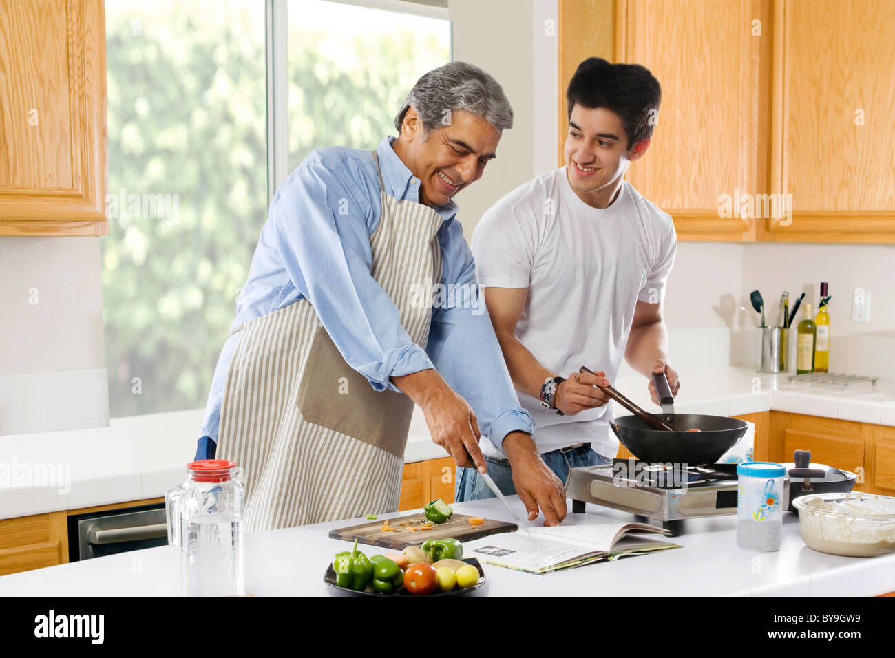 Père et fils la cuisson des aliments dans la cuisine Banque D'Images
