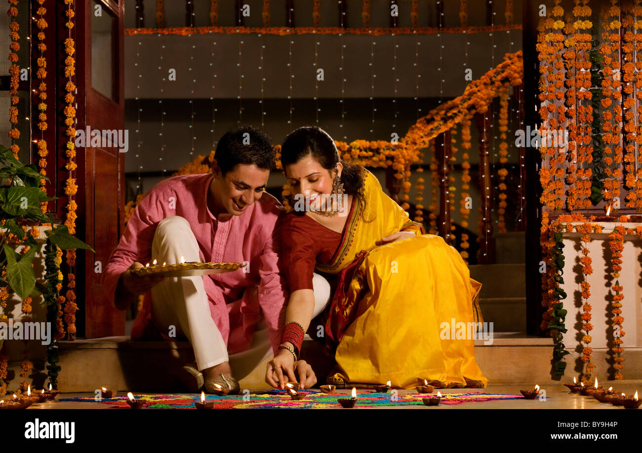 Placer deux diyas Banque D'Images